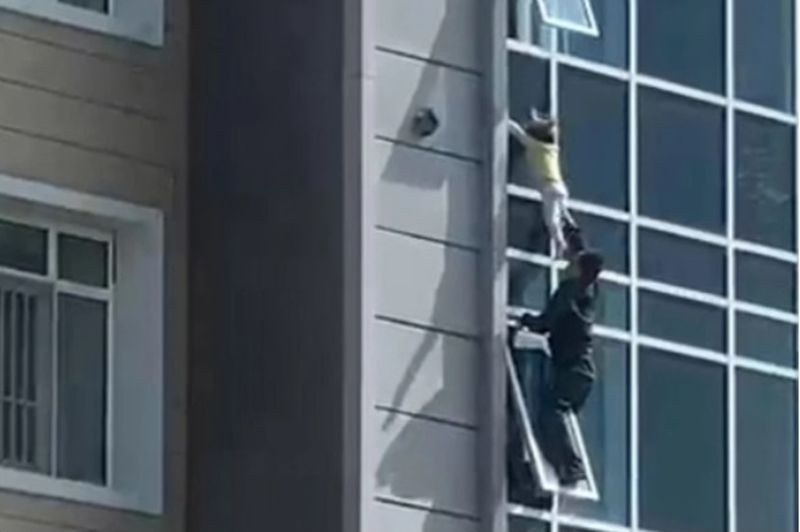 Двама мъже спасиха 3-годишно момиченце, падащо от прозорец ВИДЕО