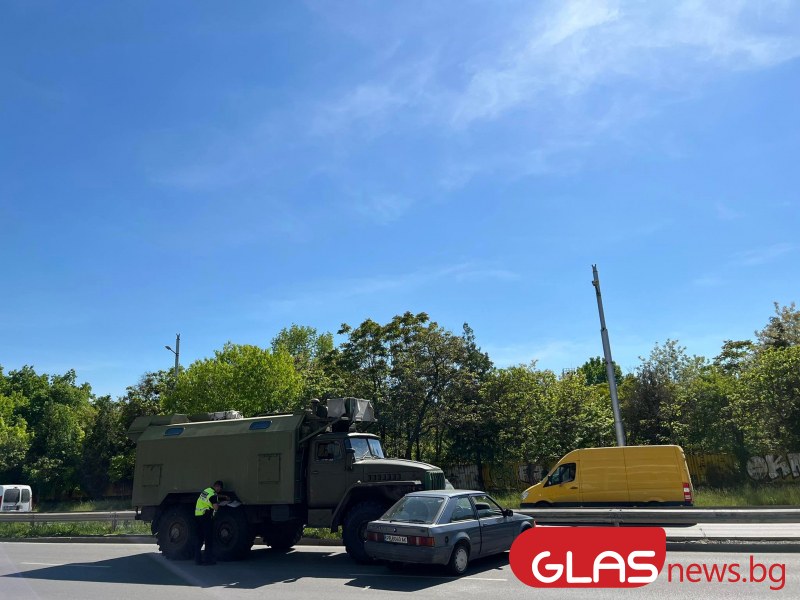 Кола и военен камион се блъснаха до Пловдив СНИМКИ