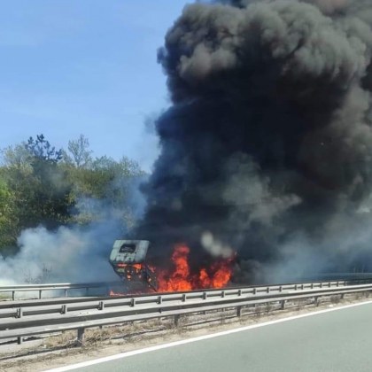 Камион гори на автомагистрала Тракия За това сигнализират очевидци в