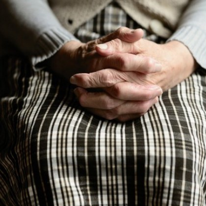 Възрастна жена на 94 години живее при нелеки условия Бабата