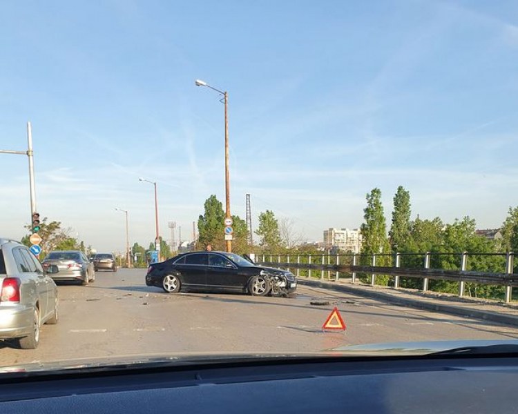 Тежка катастрофа в София, две коли затапиха движението СНИМКИ