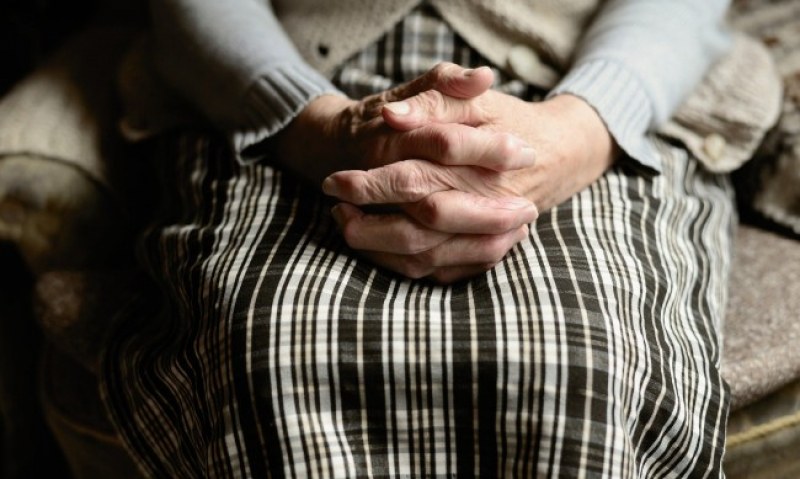 Възрастна жена на 94 години живее при нелеки условия. Бабата