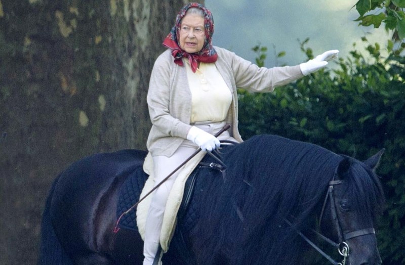 Кралицата изненадващо се появи на конно състезание в Уиндзор СНИМКА