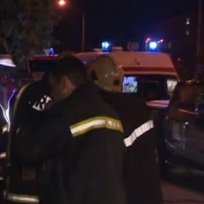 Пожар в сграда на кръстовището на булевардите Христо Ботев и