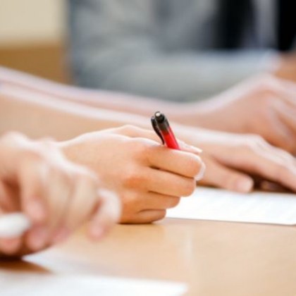 Между две различни теми ще избират зрелостниците тази година на