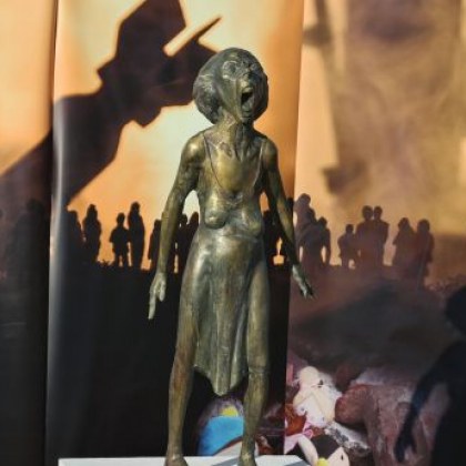 Скулптурата Викът на украинската майка вече не е в Княжеската градина срещу