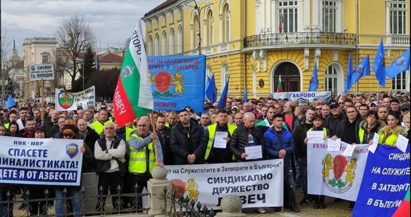 Полицаи и надзиратели отново ще протестират