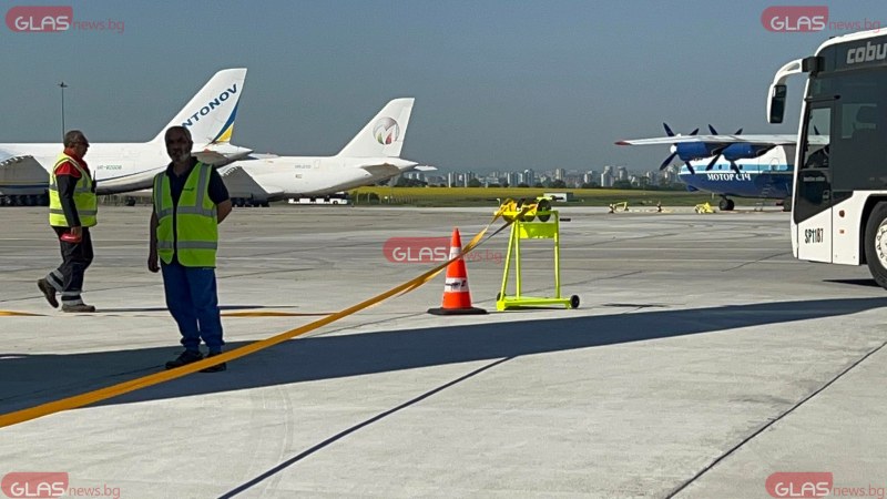 Украински товарни самолети у нас: Какво прави АH-124 на летището в Бургас?
