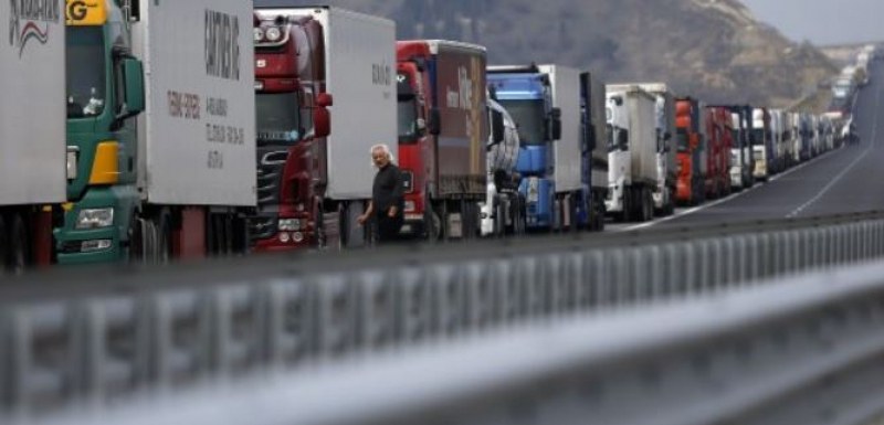 24-километрова опашка от камиони чака на границата с Турция