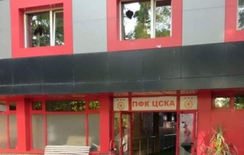 Фенове на ЦСКА атакуваха с камъни стадион Българска армия след