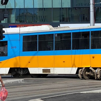 Трамвай е излязъл от релсите на площад Македония в София Инцидентът