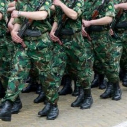 Военнослужещи и цивилни служители от армията с мълчалива акция пред