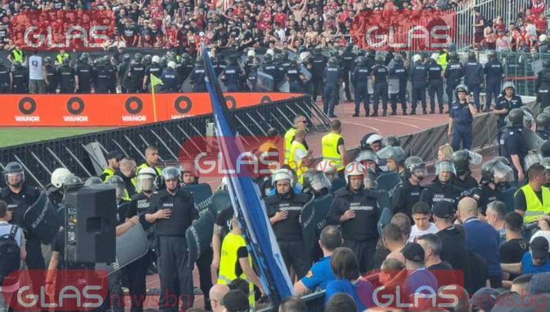 Напрежение на мача между Левски и ЦСКА, сблъсъци между фенове и на АМ 