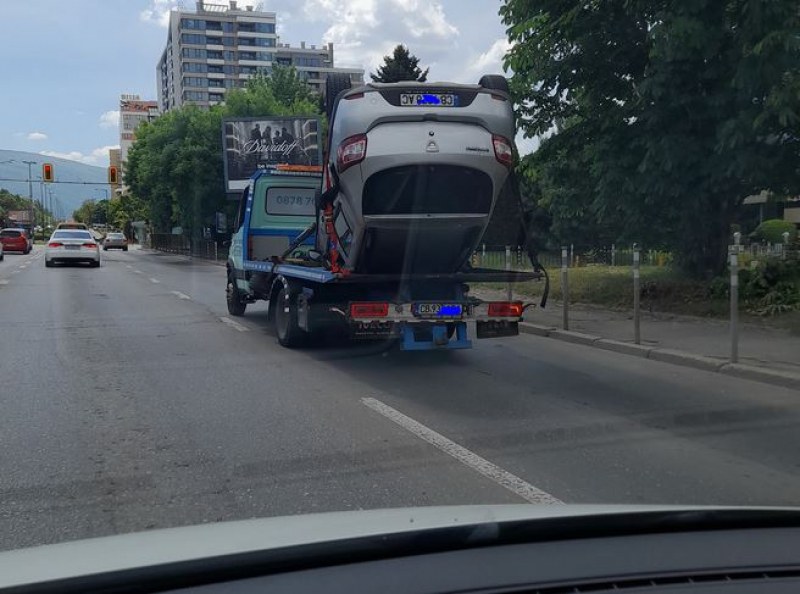 Репатрак превози кола по необичаен начин СНИМКИ