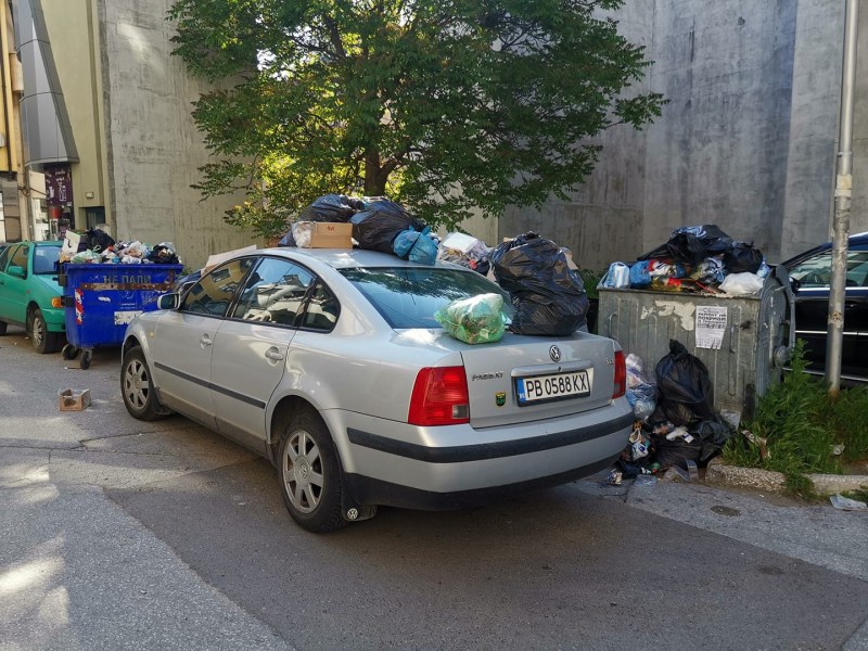 Автомобил осъмна затрупан с боклук в Карлово