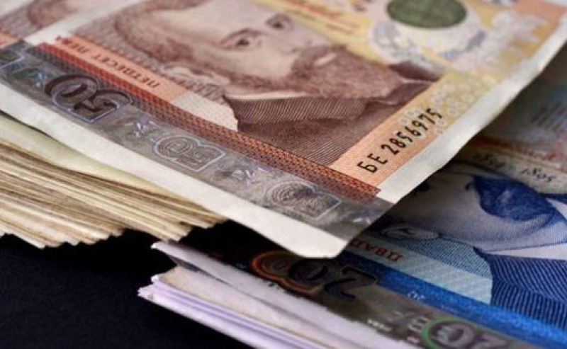 Българите си теглят спестяванията от банките, показват данните на БНБ