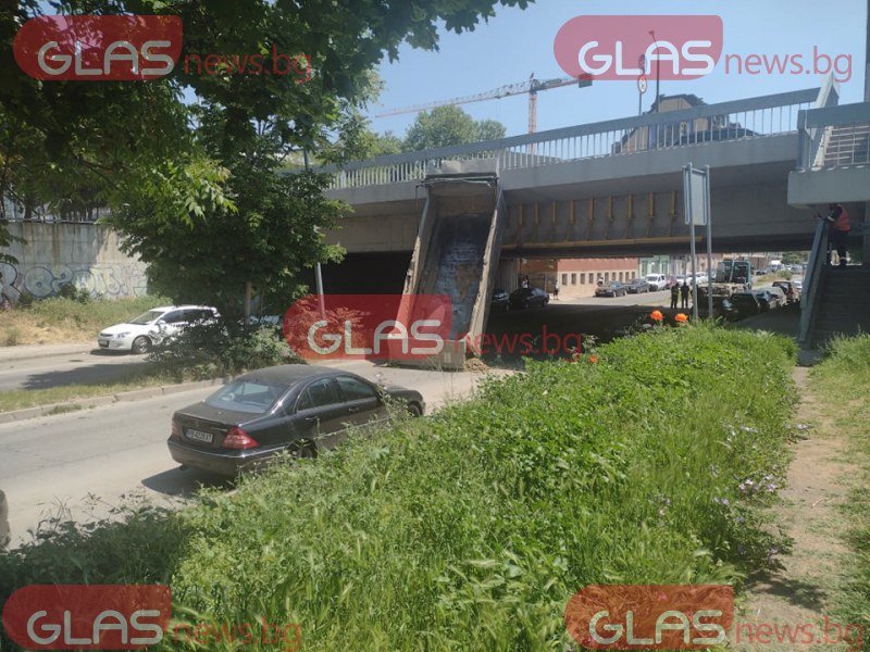 Камион заседна под мост в Пловдив, шофьорът е в болница СНИМКИ