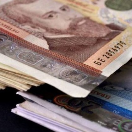 Българите си теглят спестяванията от банките показват данните на БНБ