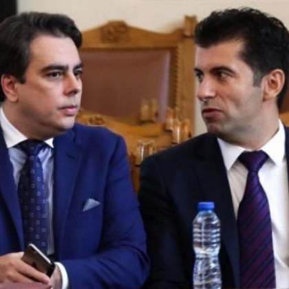 Премиерът Кирил Петков вицепремиерът по еврофондовете и министър на финансите Асен Василев