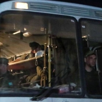 Приблизително десет автобуса с украински военни напуснаха територията на завод