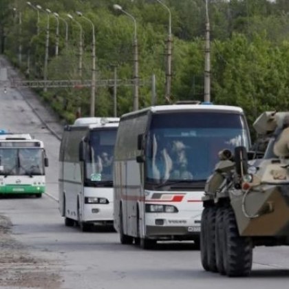 Още седем автобуса с украински бойци напуснаха Азовстал СНИМКИ