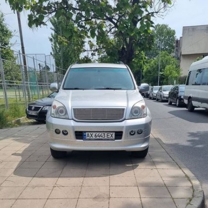 Бус с украински номера паркиран на улица Ясна поляна в