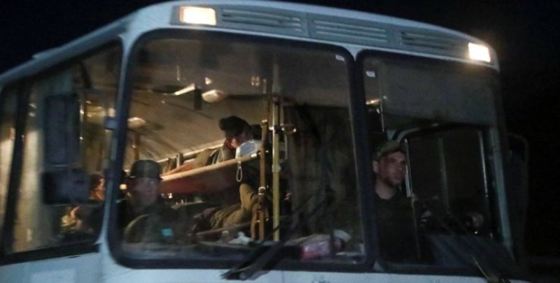 Ройтерс публикува СНИМКИ на 10 автобуса с украински военни, напускащи Азовстал