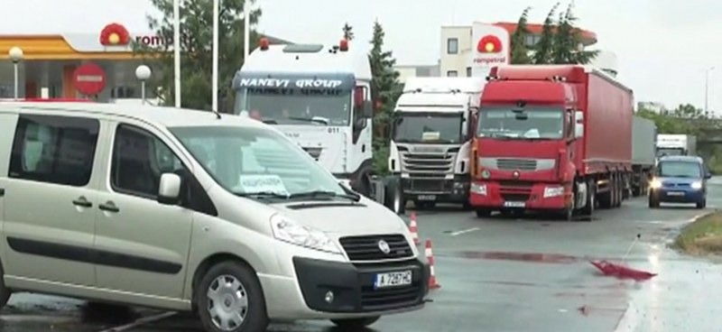 Куриерски камион опита да пробие протеста на превозвачите