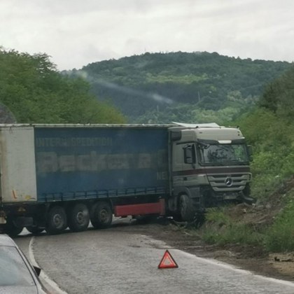 Пореден инцидент с камион по пътищата на страната днес ТИР е