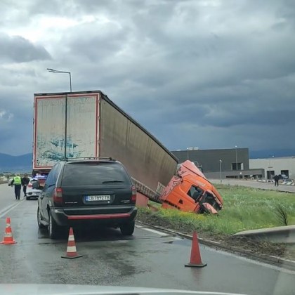 Пореден инцидент на пътя стана днес Камион е катастрофирал на