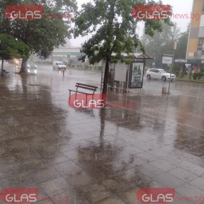 Силен дъжд се сипе над Пловдив Цял ден времето над