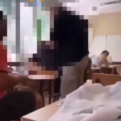 Ученици провокираха учител в час, той отвърна