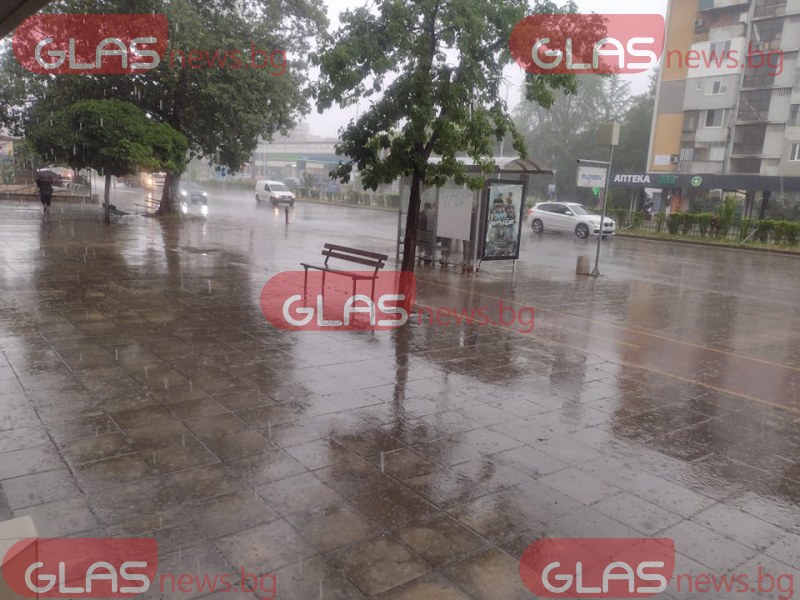 Пороен дъжд над Пловдив! Мощен вятър връхлетя тепетата СНИМКИ+ВИДЕО