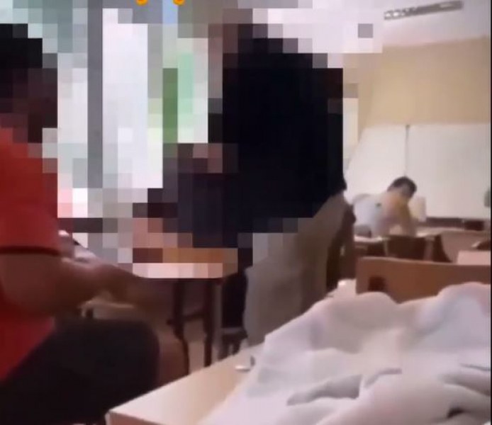 Ученици провокираха учител в час, той отвърна