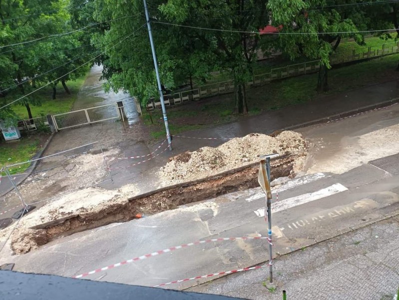 Дъждът превърна в тресавище улица в София СНИМКИ