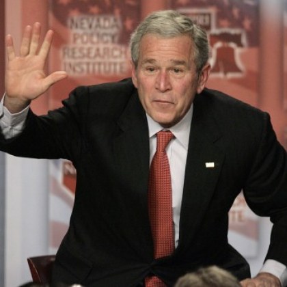 Бившият президент на САЩ Джордж Буш в процес на разговор