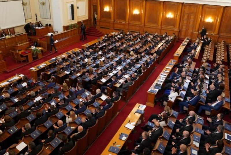 Парламентът обсъжда отстраняването на ключова фигура от ПП