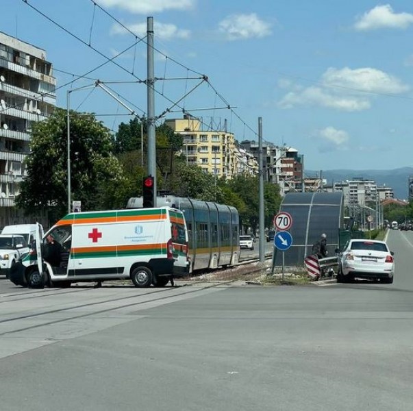 Трамвай и линейка се блъснаха в София СНИМКИ*