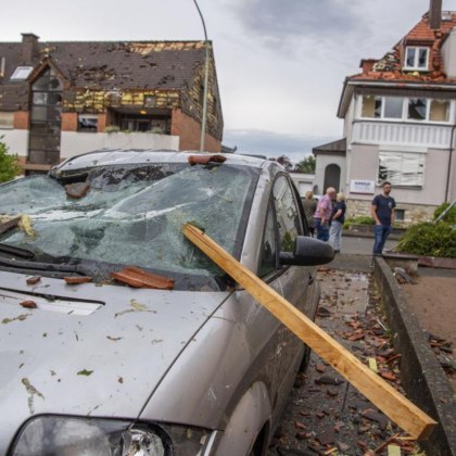 Разрушително торнадо удари европейски град ВИДЕО
