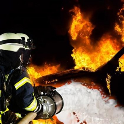 Огромен пожар избухна край летището в Женева съобщава вестник Дейли