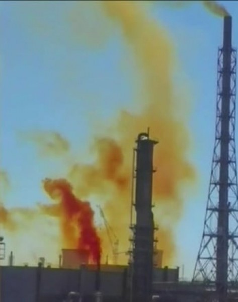 Оранжев дим се надигна над химическия завод в Димитровград ВИДЕО