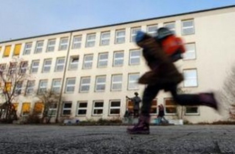Сигнали за бомби в 134 училища в Сърбия