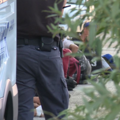 Откриха 30 бежанци натъпкани в камион в Лом съобщиха от