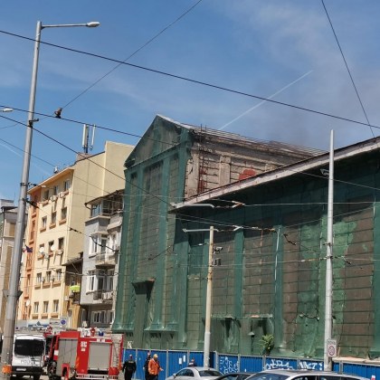 Пожар пламна в бивша столична дискотека СНИМКА