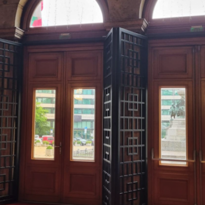 Премахнати са вече металните решетки на вратите на Народното събрание Изработката