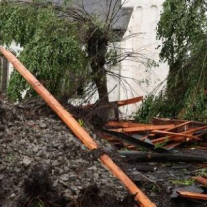 Над 40 души бяха ранени след като торнадо връхлетя западния