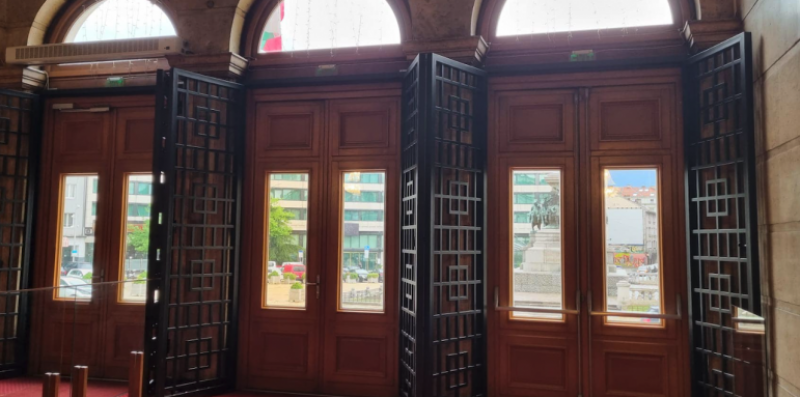 Премахнати са вече металните решетки на вратите на Народното събрание.Изработката