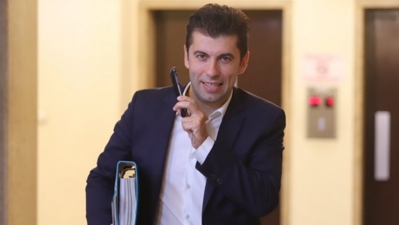 Кирил Петков стяга куфарите за Ватикана