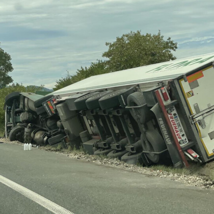 Тежкотоварен автомобил с турска регистрация е катастрофирал на автомагистрала Тракия Инцидентът