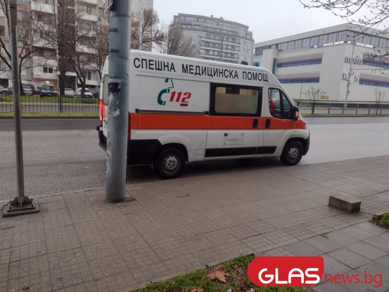 Кола блъсна млада жена в Пловдив, в болница е